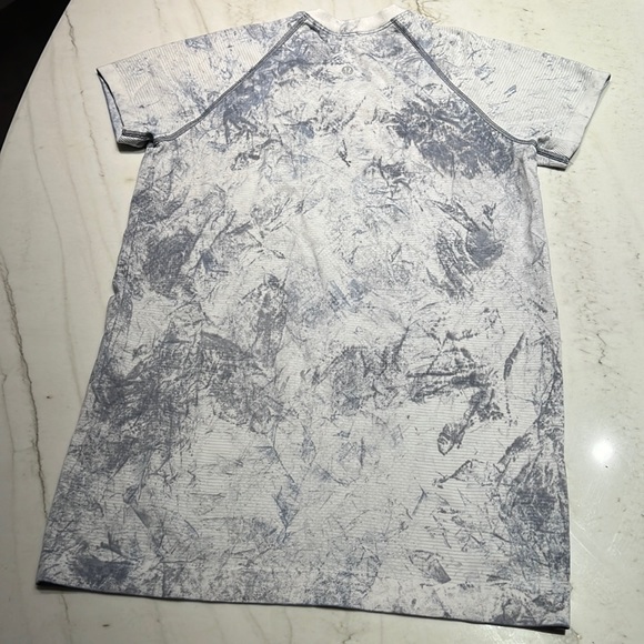 Lululemon short-sleeves shirt, size 6 - Picture 1 of 5